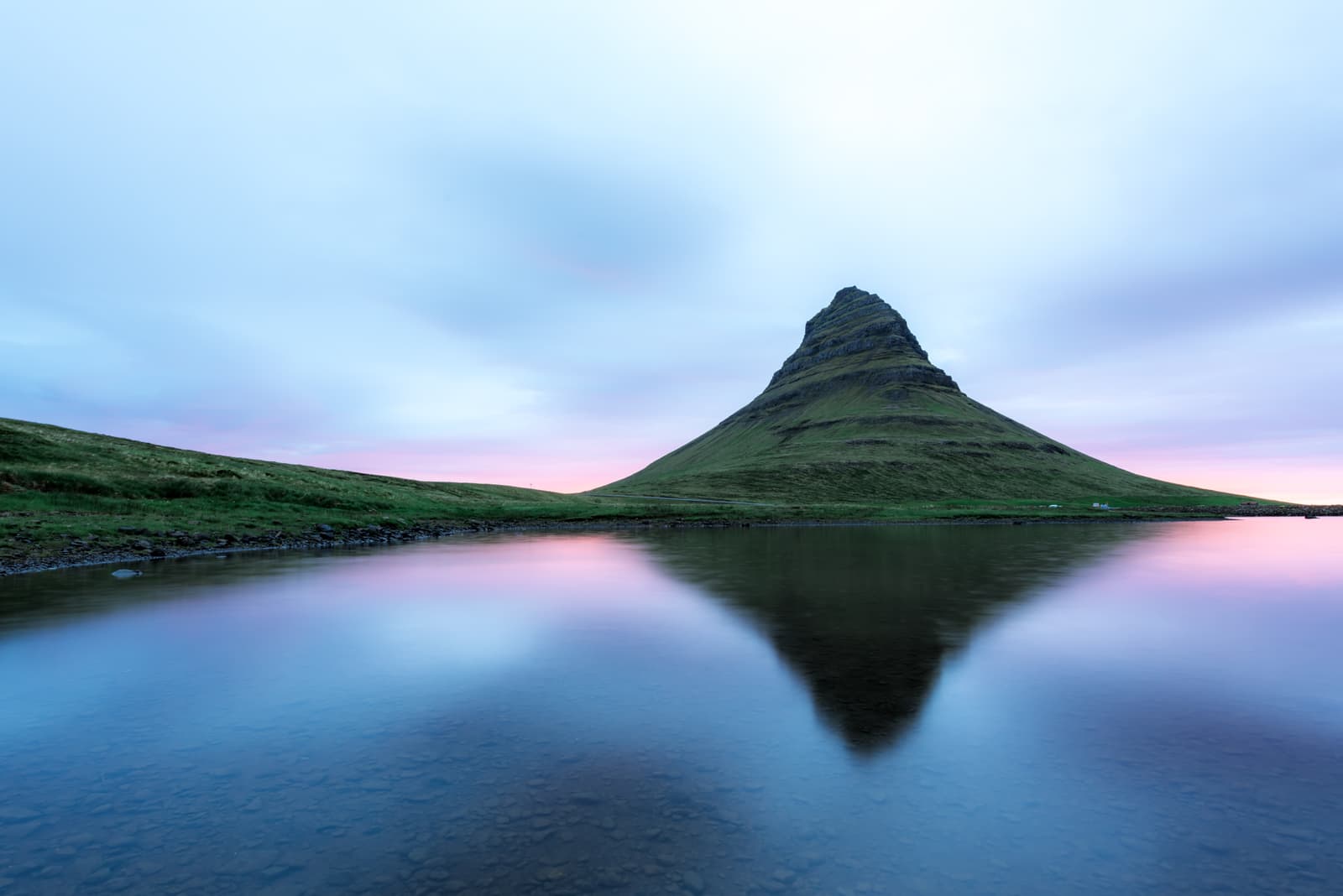 Kirkjufell speglast í lygnum sjó við Grundarfjörð